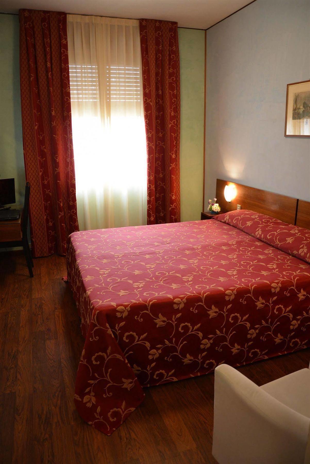 Hotel Salieri Леньяго Экстерьер фото