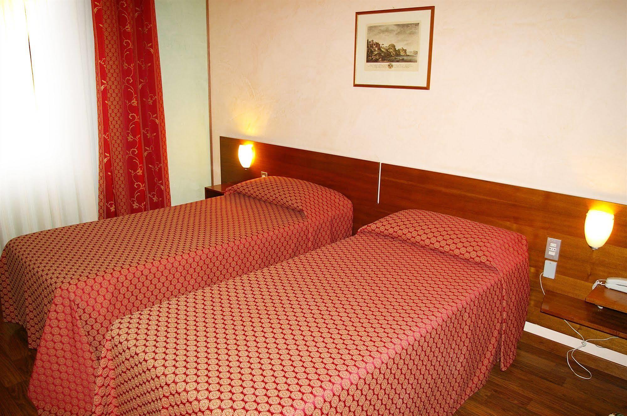 Hotel Salieri Леньяго Экстерьер фото